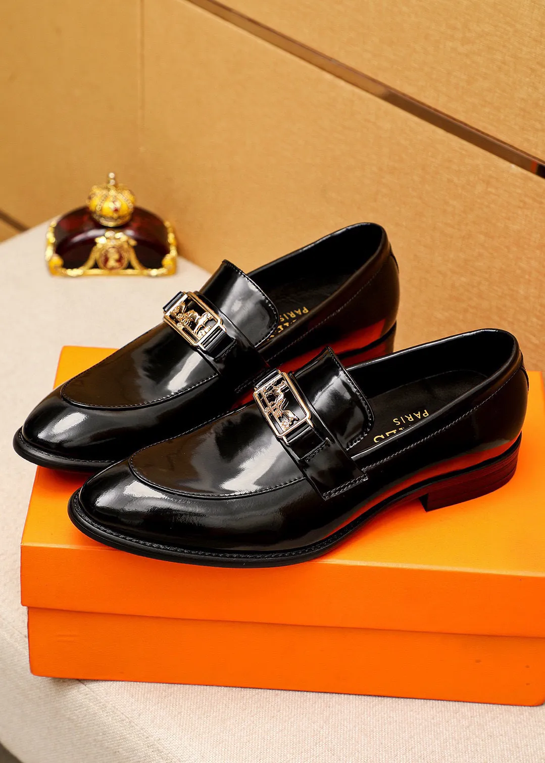 Men's shoes 💰460 💐 Product trademark: HERMES "Hermès" casual leather shoes Regular size: 39-44 (38.45.46🉑️customized) Product materials: Selected imported first-layer open-edge beaded calfskin upper + classic hardware buckle, imported water-dyed 🐂 cowhide lining. Strong three-dimensional visual effect, combined outsole Color: 1⃣️color optional